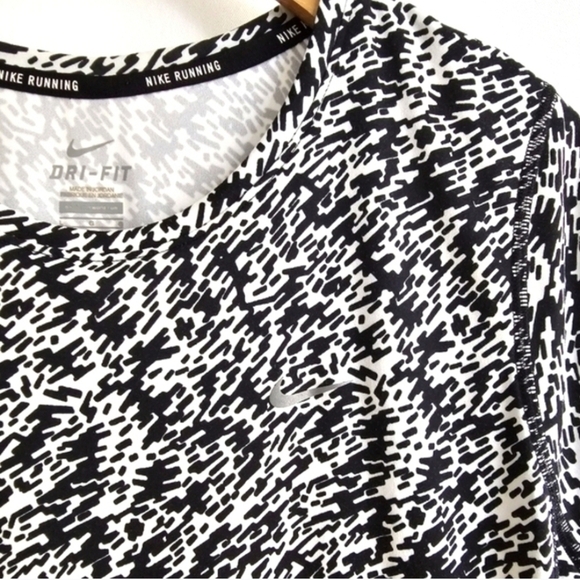 Nike Essential Pronto Black & White Patterned Short Sleeve Dri-Fit Running Top - Picture 9 of 14
